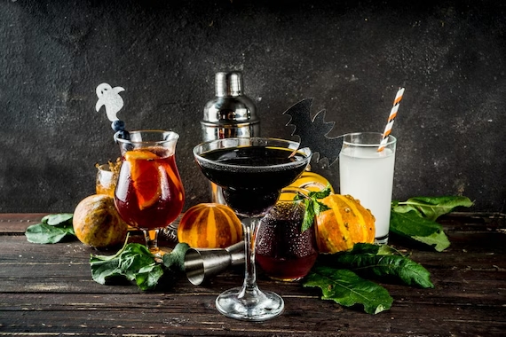 coppa di black russian su sfondo decorato per halloween